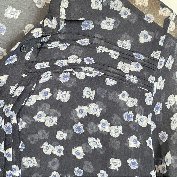 In Wear feminine floral blouse - Picture 6 of 9